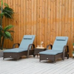 Ens. De Chaises Longues Outsunny En Résine Tressée Brune Avec Siège Rembourré Gris Et Table D'appoint, 3 Pcs -Outsunny 331001434 AlternateImage1 l